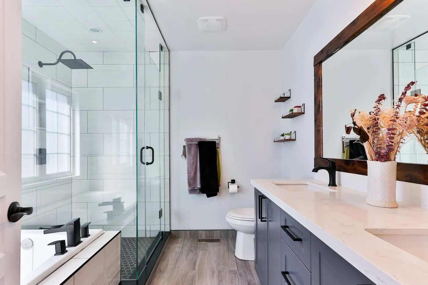 Apartment Bathroom Decor Ideas (Renter-Friendly)