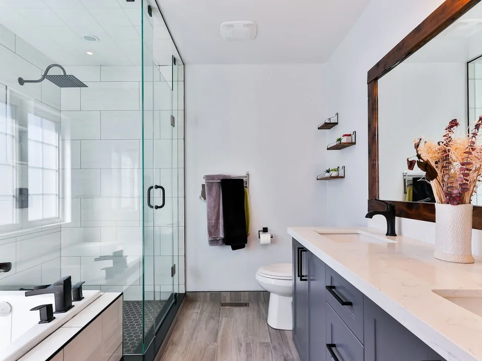 Apartment Bathroom Decor Ideas (Renter-Friendly)