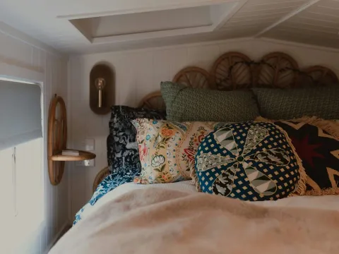 Small Bedroom Decor Ideas for Renters